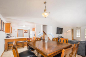 -Modern Townhouse -A Short Drive to the Draft